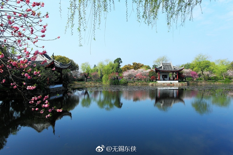 无锡蠡园三面环水,春天的时候,桃花盛开,拂堤春晓,景色迷人