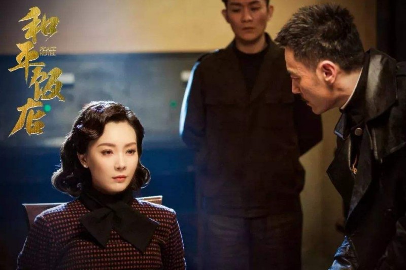 无论是妆容,穿搭,还是表情,简直都是我心中对女间谍的完美的诠释.