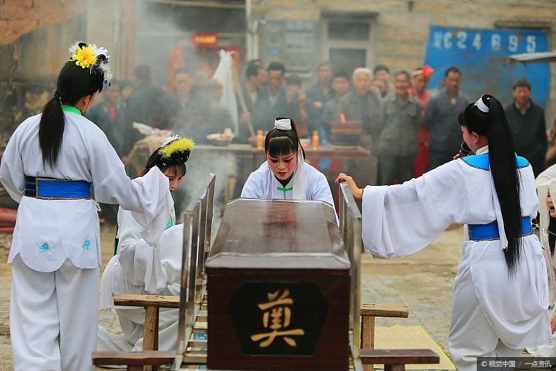 哭一场赚3000,家有喜事躲着走,"哭丧人"从不参加亲友家丧礼