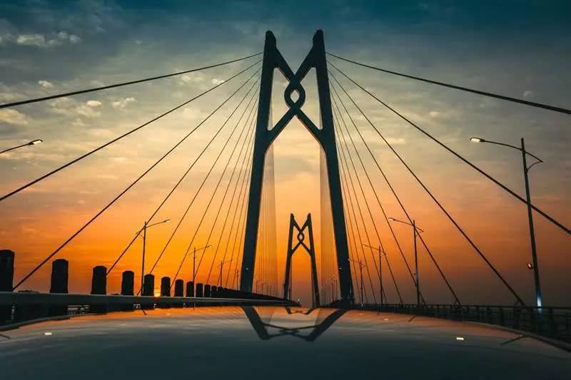 然而,在港珠澳大桥之外创造"第一"的故事仍在延续……两根最强钢索拉