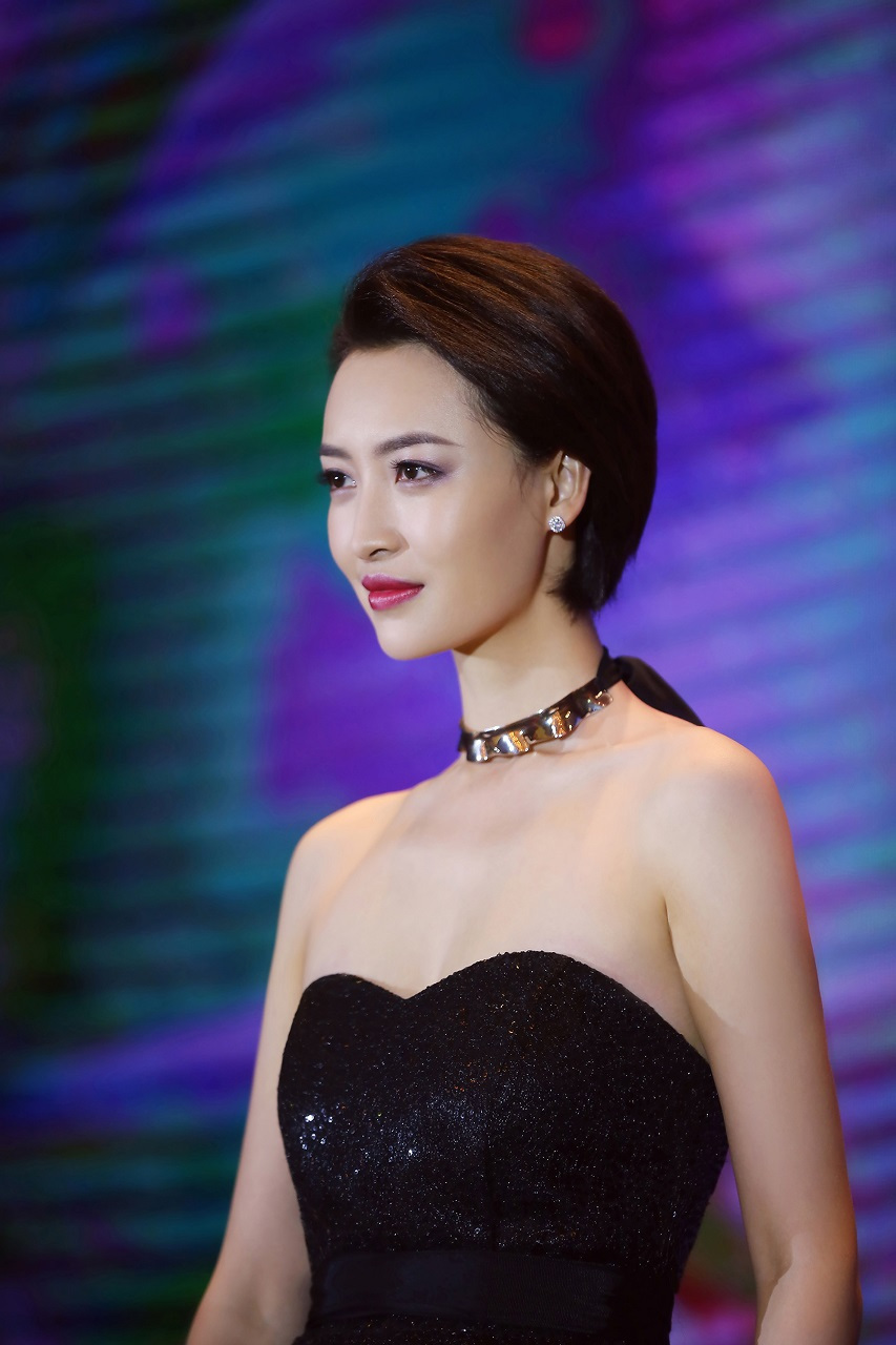 杨菲洋女boss上线展盛世美颜 女王气场野心勃勃