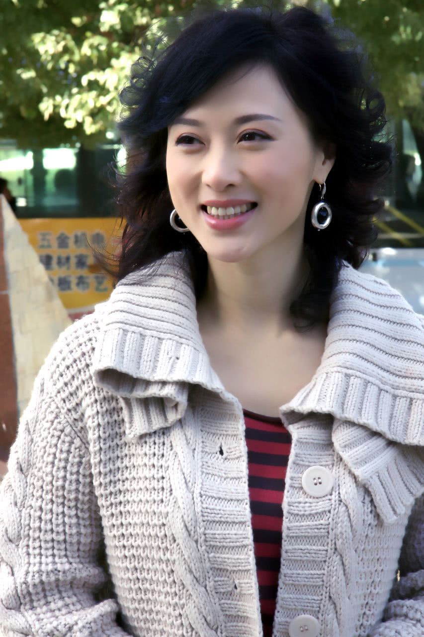 她长着一副慈悲面容,饰演弘昼的母亲,最终被魏璎珞设计雷电烧死|白珊