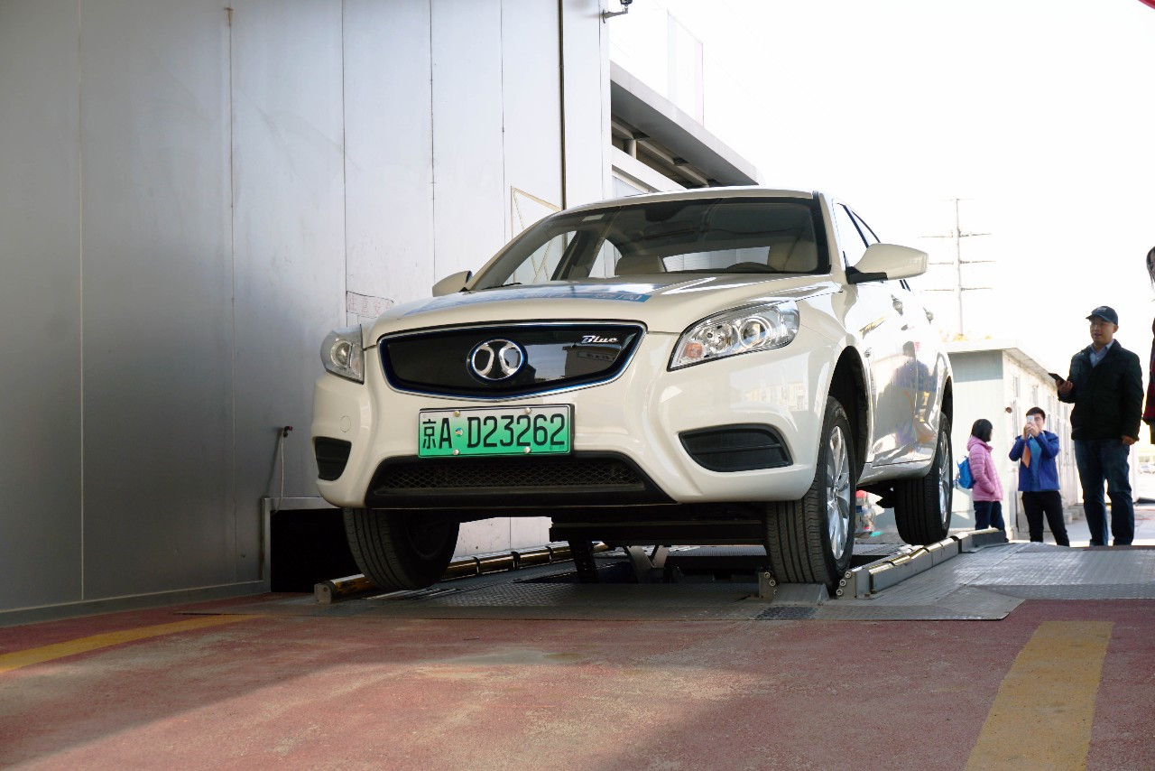 换电过程用时2分46秒北汽新能源eu300快换版竟然是这样换电的