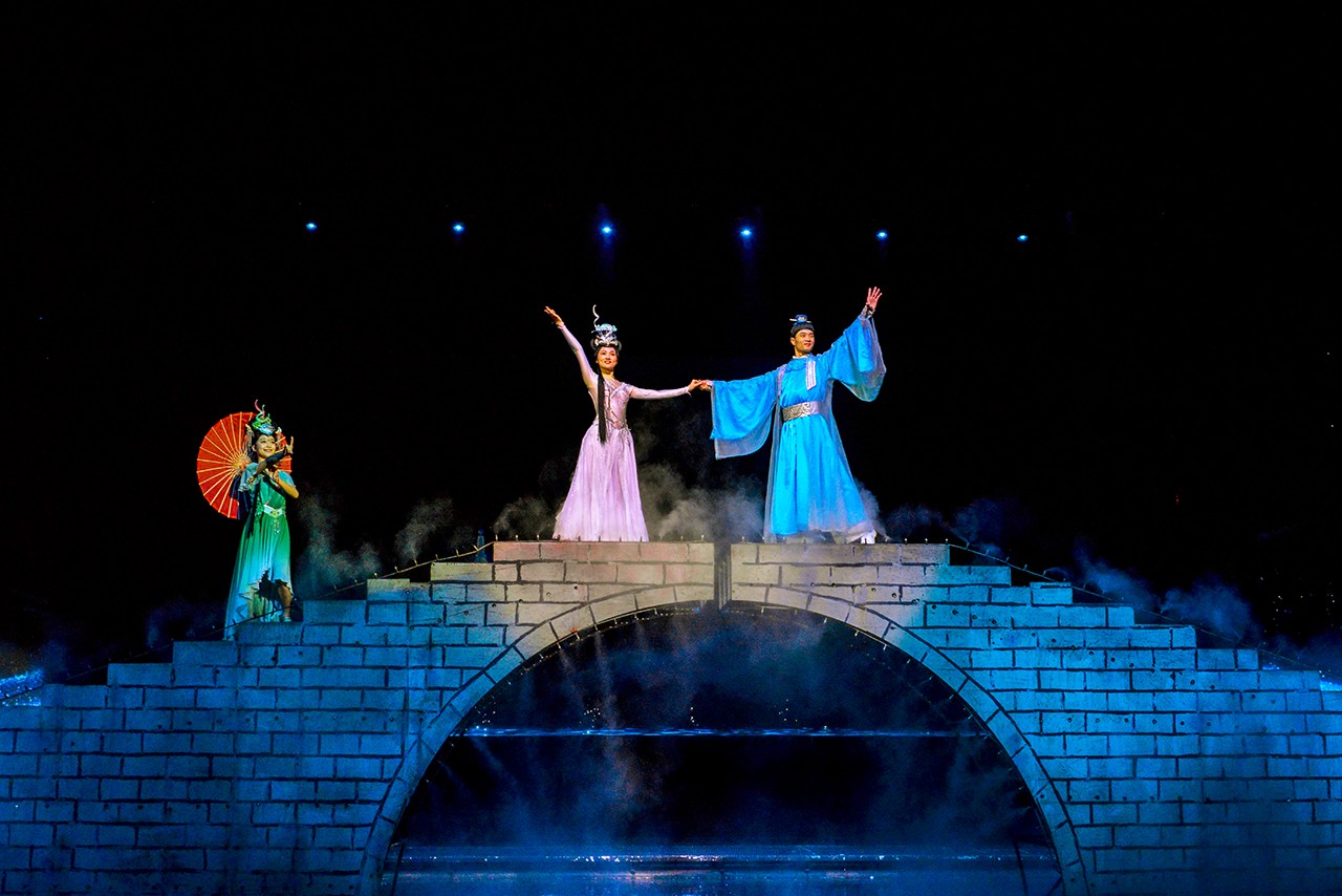 幻影秀《白蛇传》,用巨幕,用声光电讲述了断桥上那段凄美的爱情传说