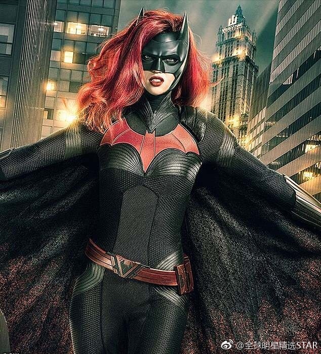鲁比洛斯蝙蝠女侠造型曝光苦练中国武术