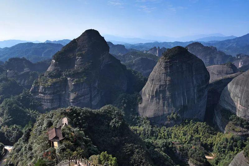 八角寨又名雲臺山,主峰海拔818米