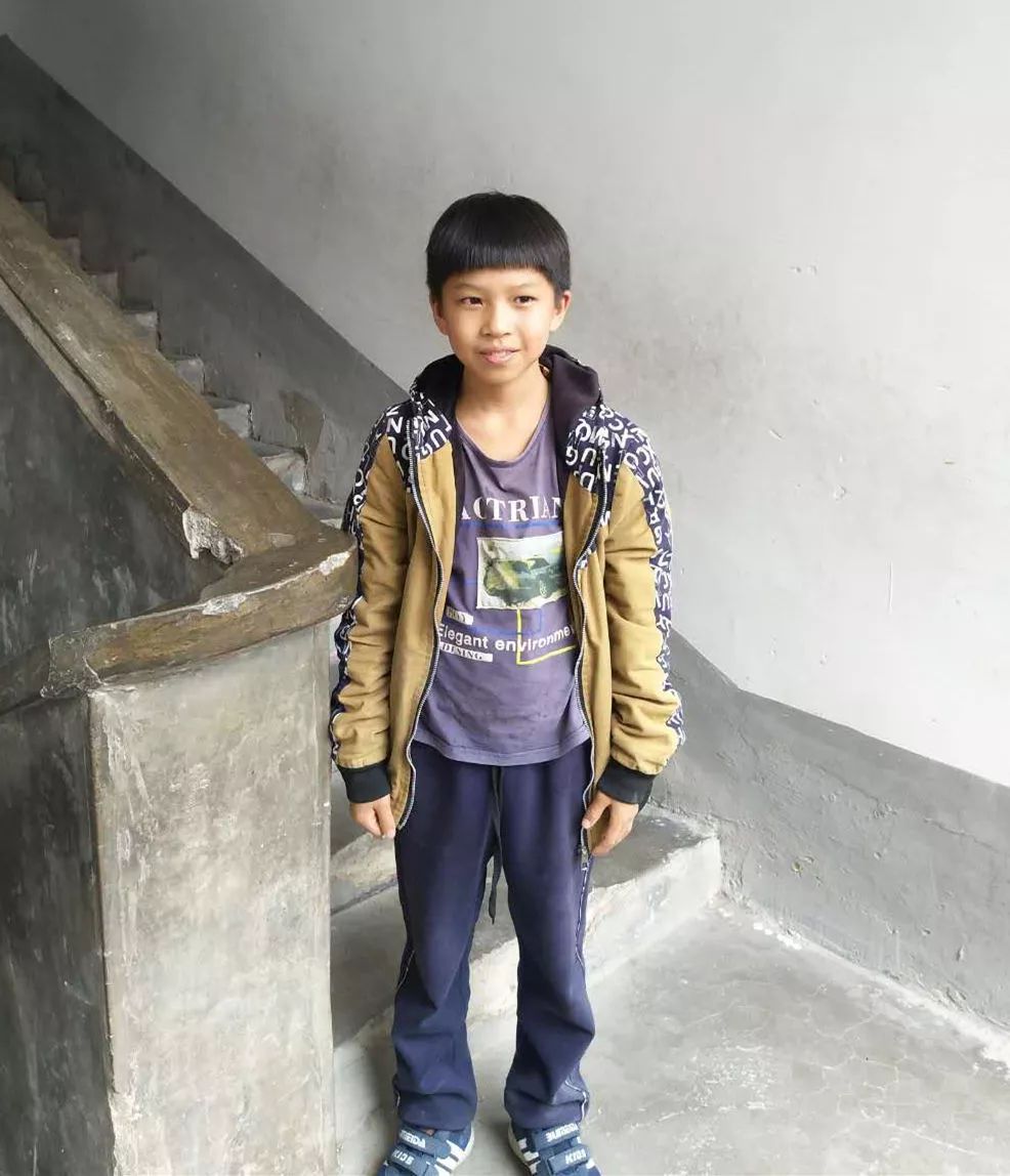 三年如一日,紫金这个12岁男孩边读书边照顾患病的父亲