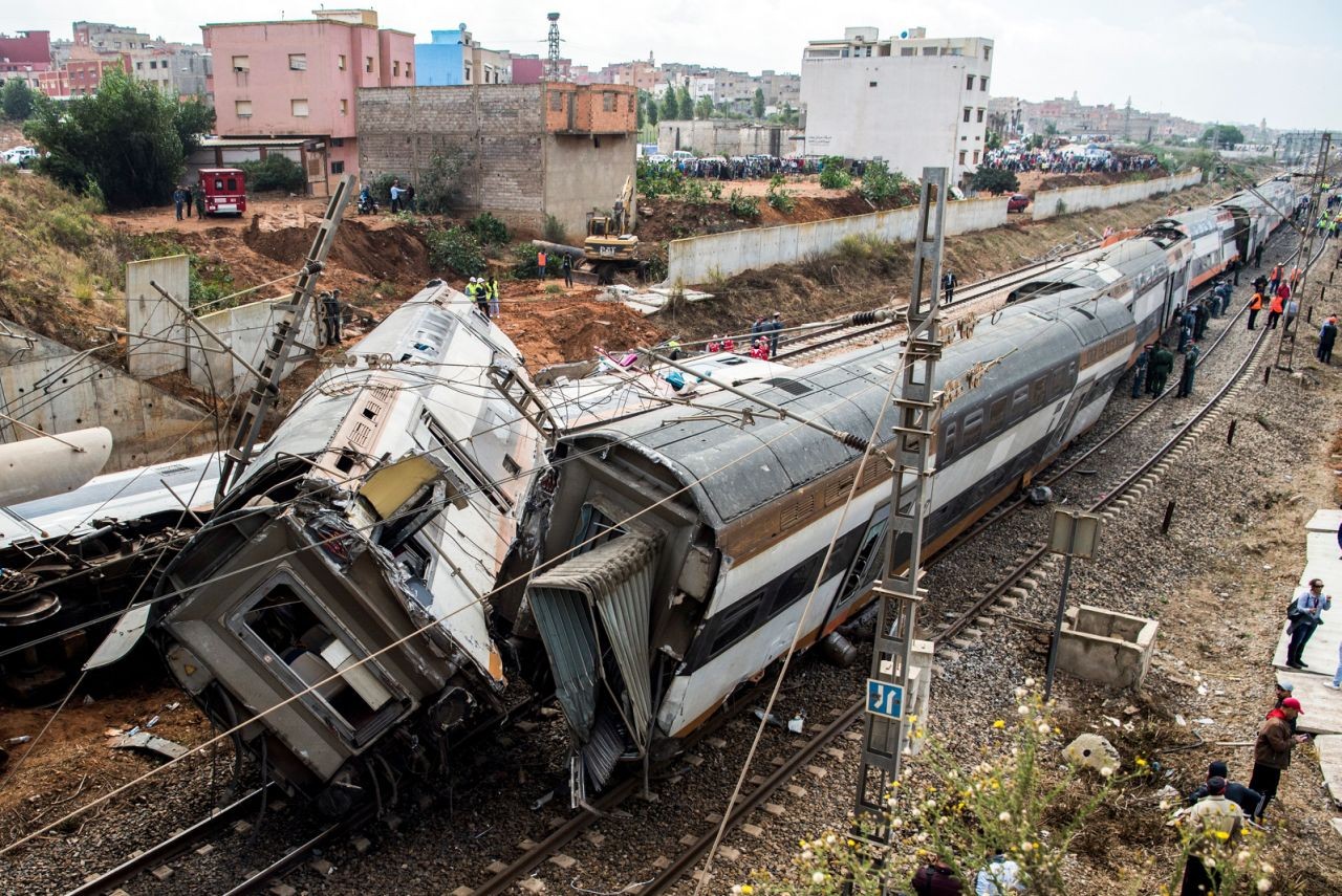 印度特快火车脱轨 酿80余人死伤 | 八度空间 8TV