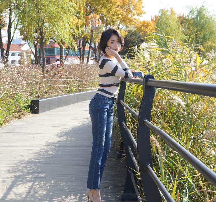 高个子短发女孩, 爱穿牛仔裤, 你怎么看?