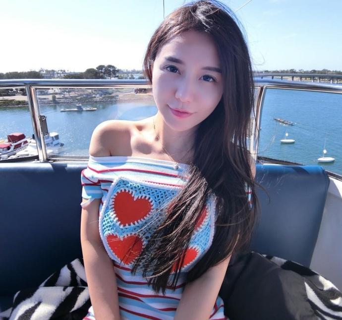 胸大的小姐姐日常穿搭都是一件麻烦事