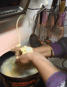 爆笑gif:媳妇第一次做饭还需要注意点什么!