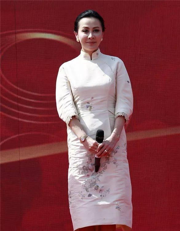 53岁刘嘉玲为了装嫩,穿粉色绣花旗袍,网友:丑出新高度