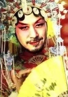 的剧本时,曾有过演程蝶衣的想法,但陈凯歌让他演段小楼,姜文不干:"段