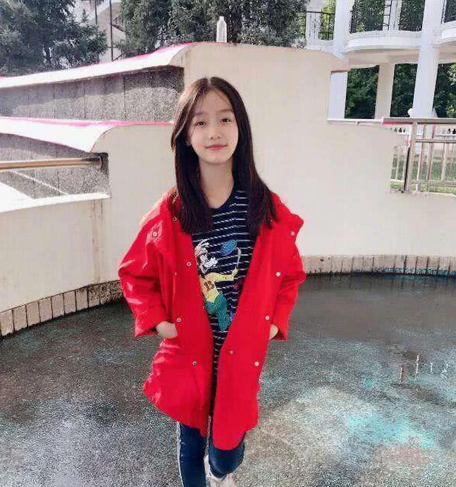 赵薇8岁女儿漂亮甜美,甩黄多多十条街,"小燕子"成国民丈母娘