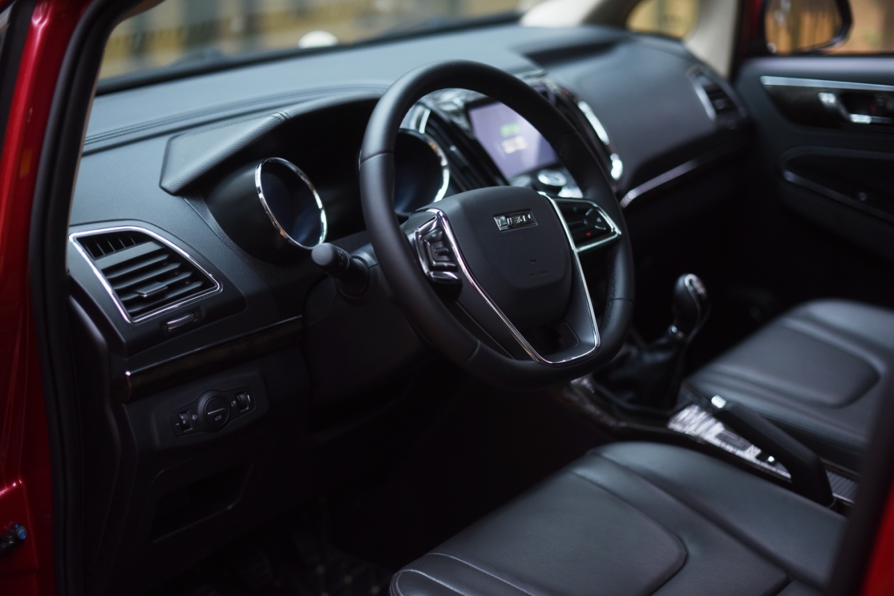 力帆轩朗的座椅,仪表盘及中控台,都使用了线脚整齐的皮质内饰,整体