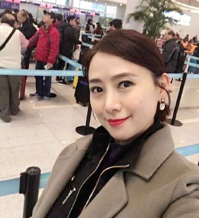 60后的翁虹合影80后的小花 年纪差20岁颜值气质吊打"整容脸"