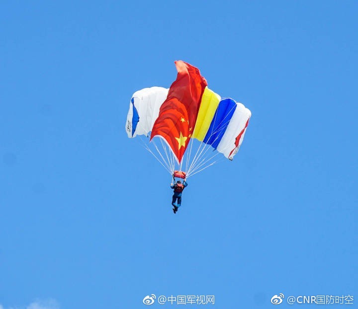 一朵朵伞花在空中绽放,你错过的都在这里……|军旗|空军航空大学|张杨