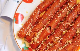 材料 火腿肠6根,孜然粉,辣椒粉,白芝麻各30g,蒜头3瓣,盐5g,香油100g