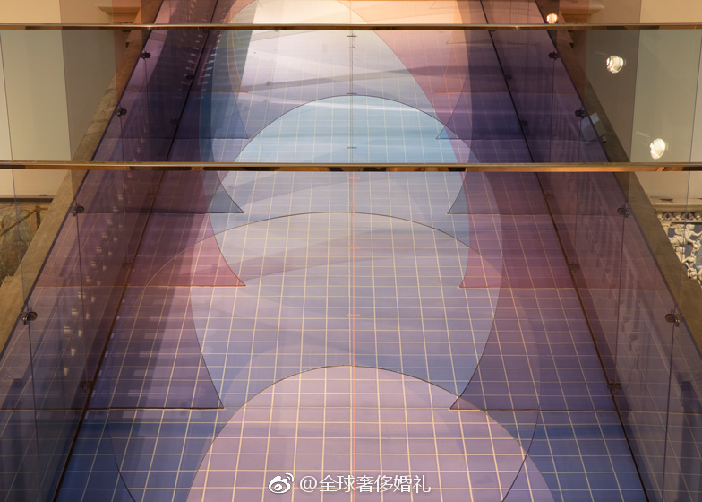 由伦敦设计师matteo fogale和laetitia de allegri设计的亚克力隧道