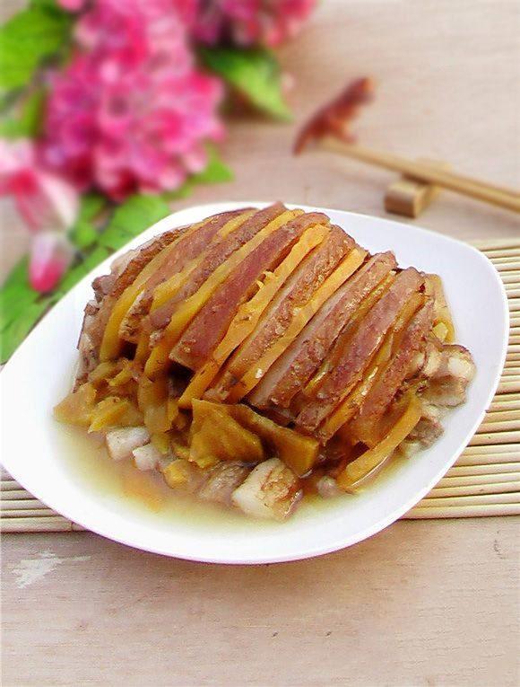 3.蒸熟后取出红薯心放碗中留皮. 4.红薯心里放适量黄油搅拌.
