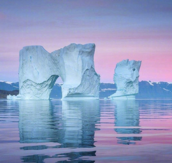 格陵兰岛的雪山粉红浪漫
