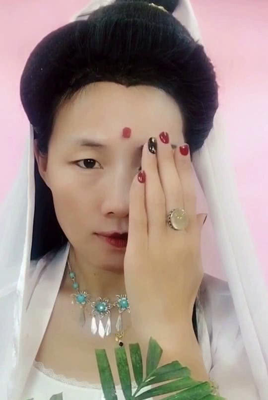 00后小萝莉仿妆西游记观音菩萨重新化上眉毛后真是太像了