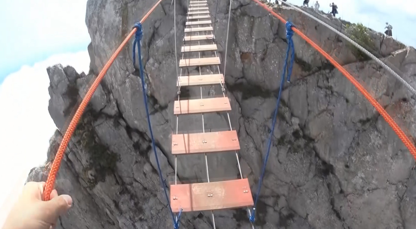 这是世界上最危险的两座桥梁?一座桥下是河流,另一座是万丈深渊