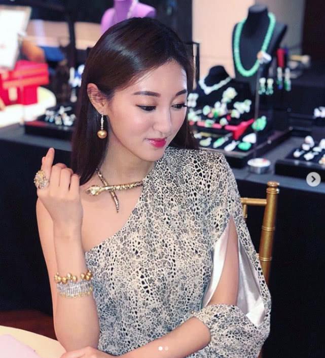 27岁港姐何艳娟晒品酒美腿照，出入富豪老公800万酒庄似女主人