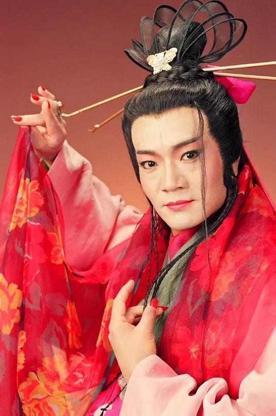 最传神男版东方不败,金庸当年忍不住公开为他点赞,61岁至今未婚