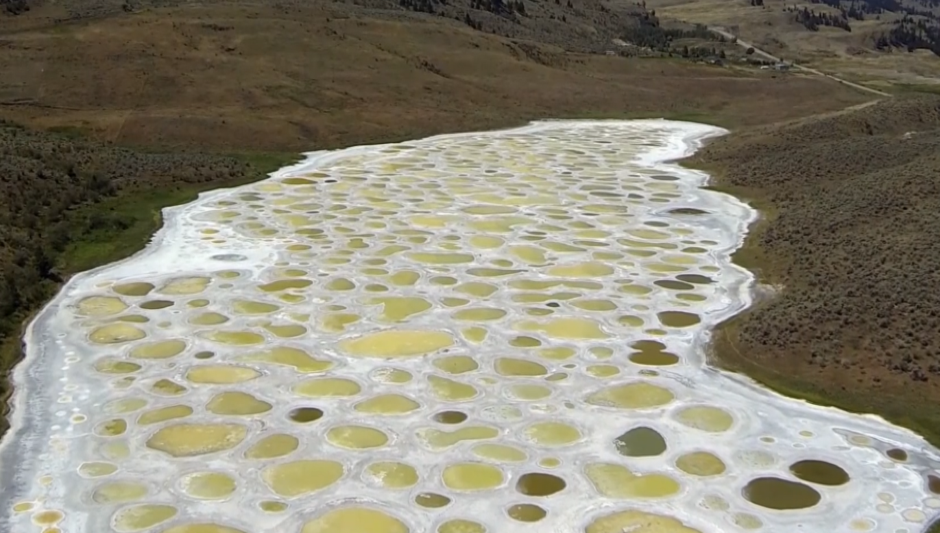 不同寻常的湖泊,湖面上为何会出现一块块斑点?