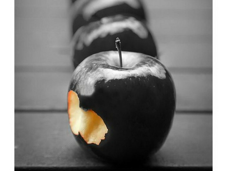 爷爷在家种植黑苹果,成熟后邻居纷纷围观,没想到咬开后是这样的