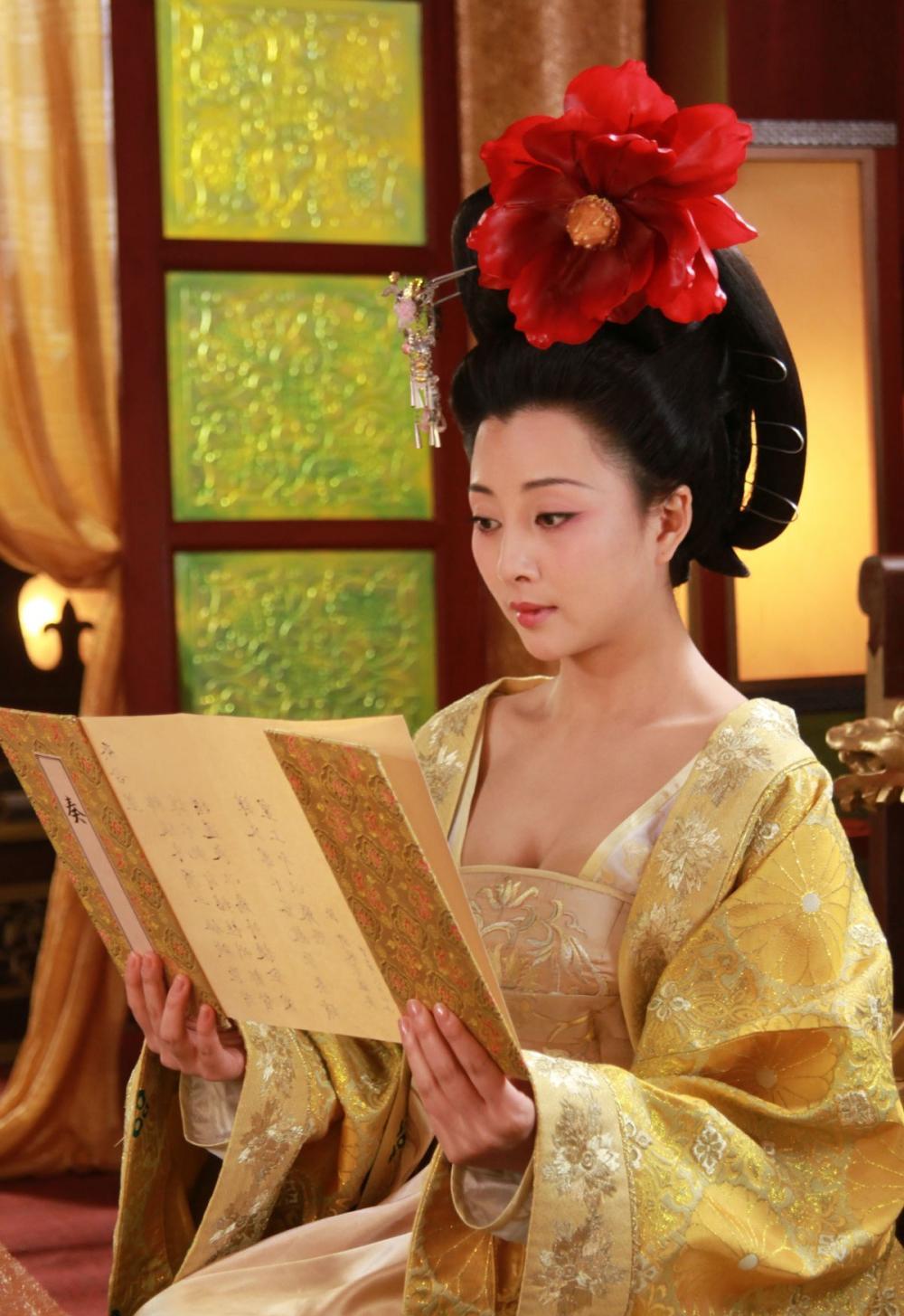 武则天唐太宗李世民与历朝历代皇帝一样,后宫佳丽无数,一辈子有过十五