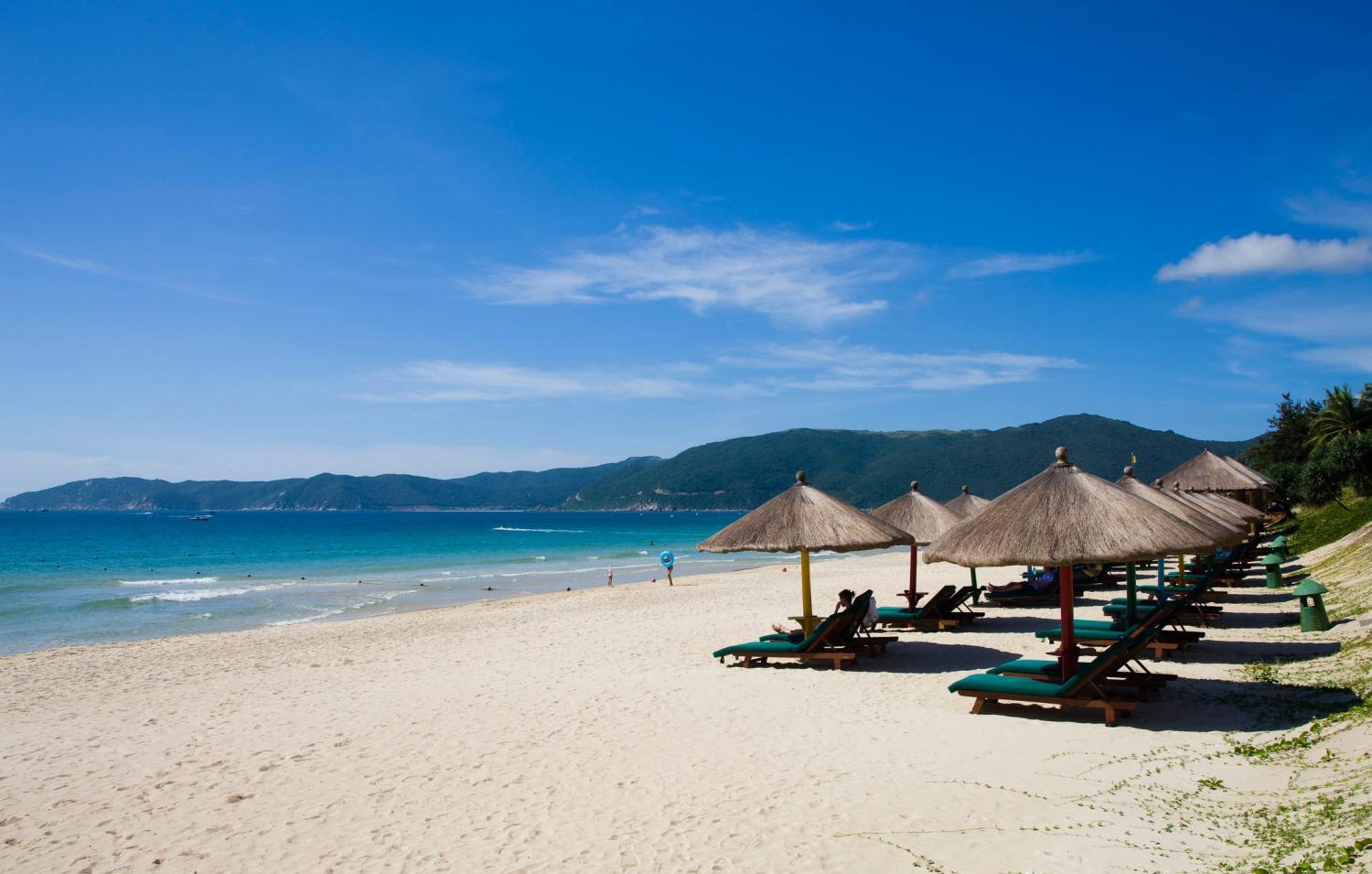 亚龙湾集中了现代旅游五大要素:海洋,沙滩,阳光,绿色,新鲜空气于一体