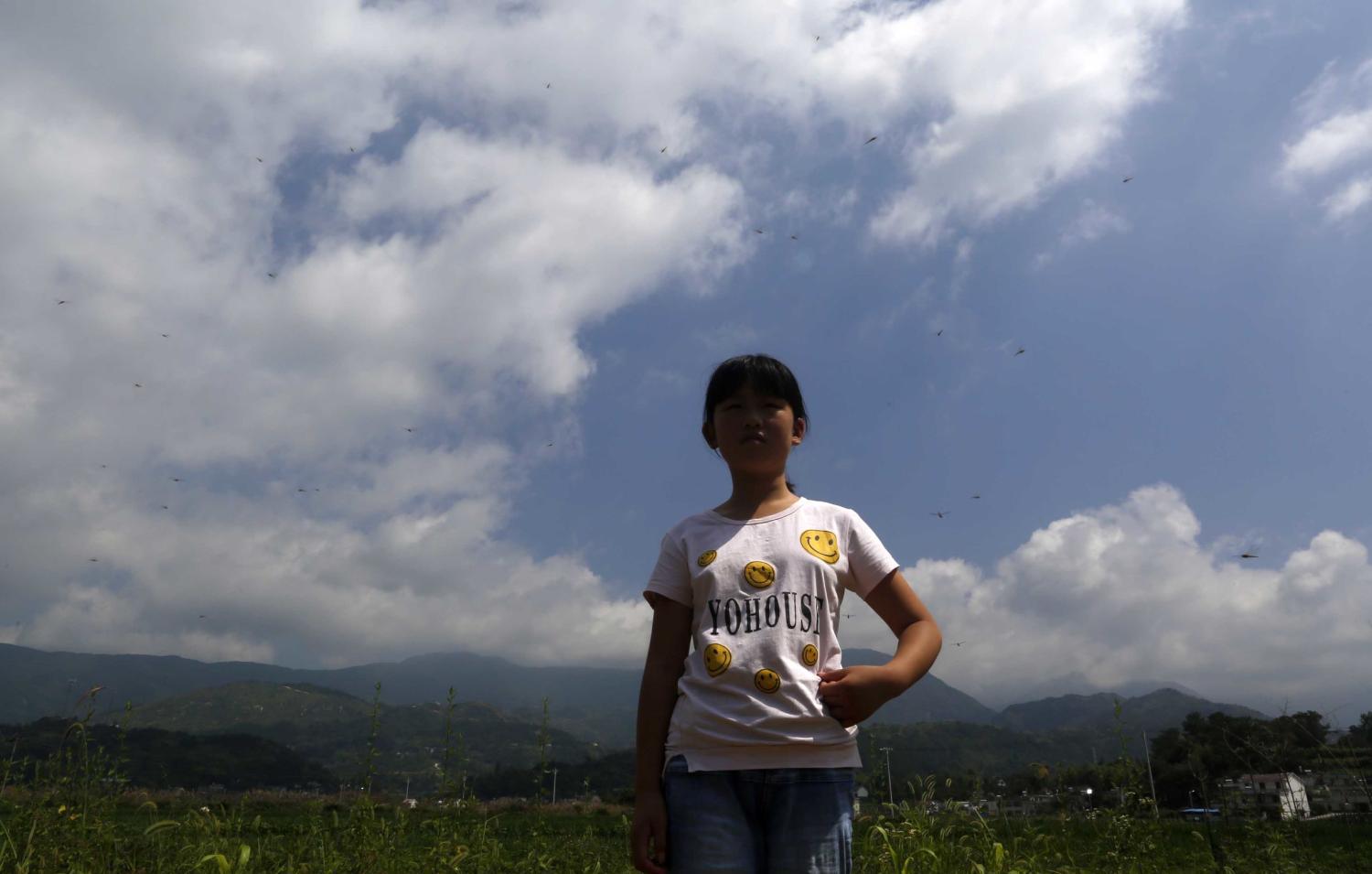 洗衣做饭卖菜大别山12岁无妈少女开启别样暑假