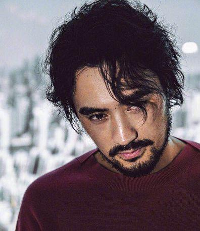 袁弘晒照宣传《爱情公寓》,胡子实力抢镜,网友:太扎眼了