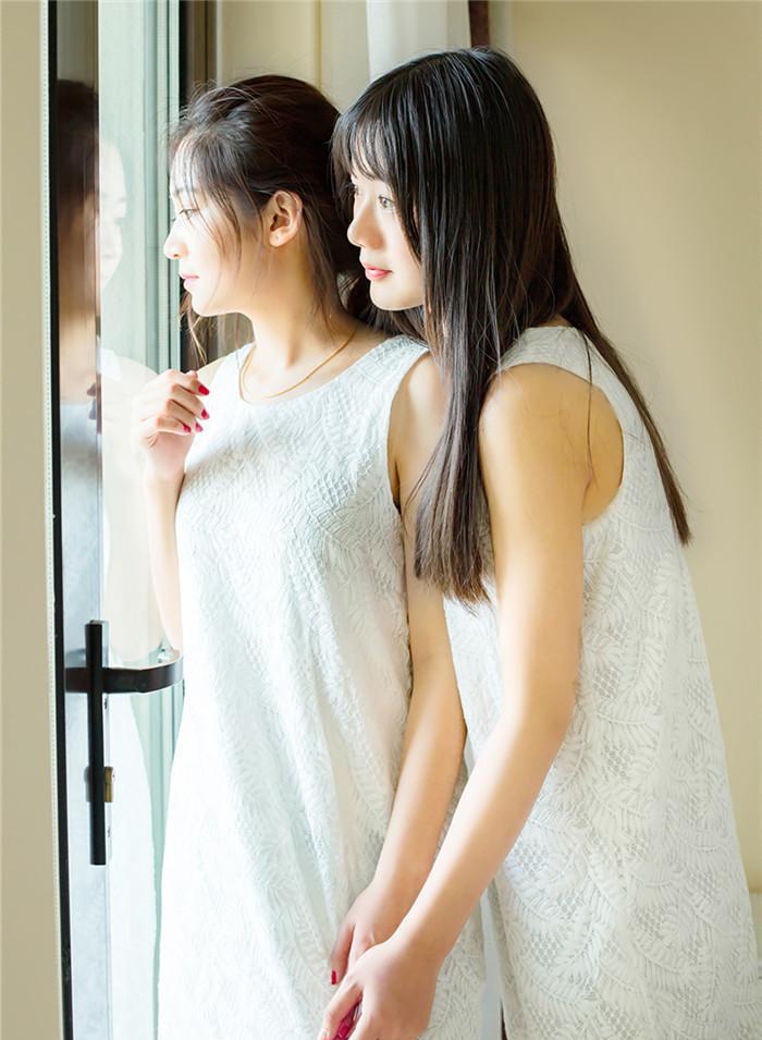 清新姐妹花白衣素雅难挡清纯甜美气质