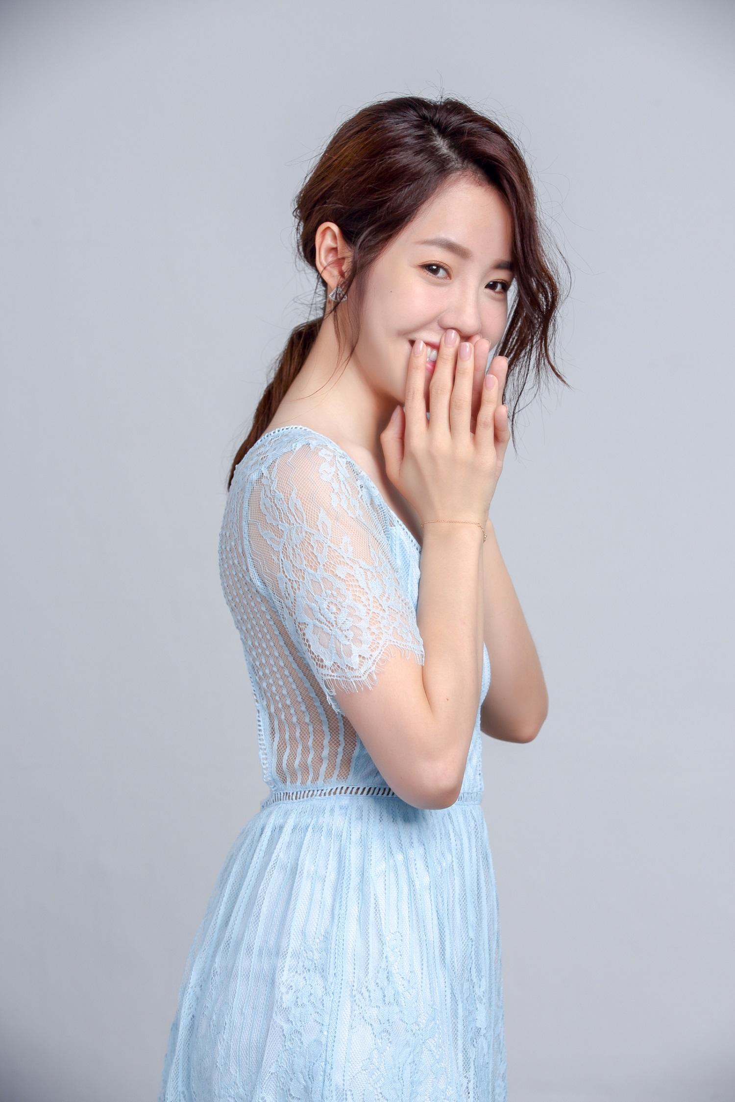 周俐葳写真曝光 恬静淡雅清风拂面