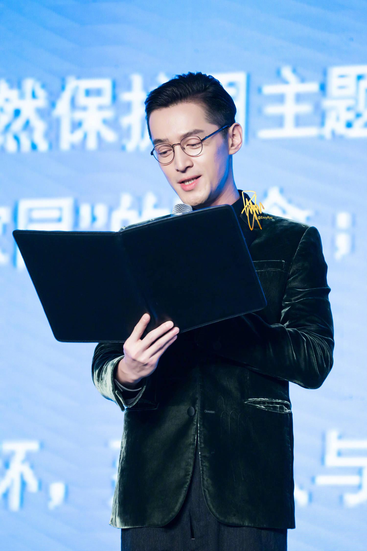 戴眼镜的胡歌,斯斯文文的,这张脸,是多少部言情小说的男主标配啊