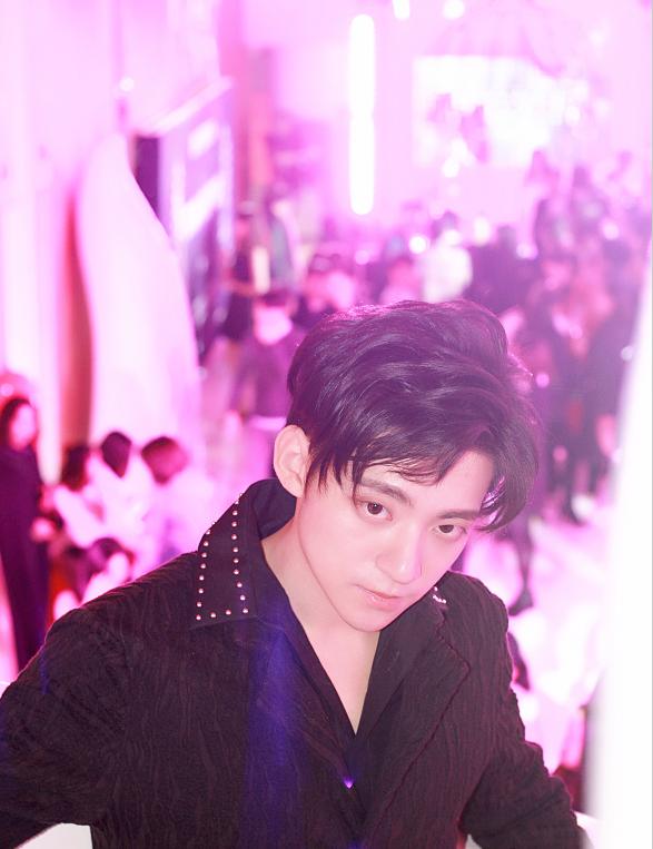 黄子韬表哥姜彭近照,28岁的他帅气感爆棚,真可谓是黄子韬翻版!