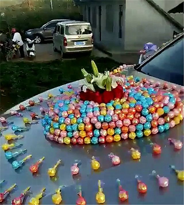 贵州一辆宝马7系婚车,车身被粘999颗棒棒糖,象征"天长地久"-新浪汽车