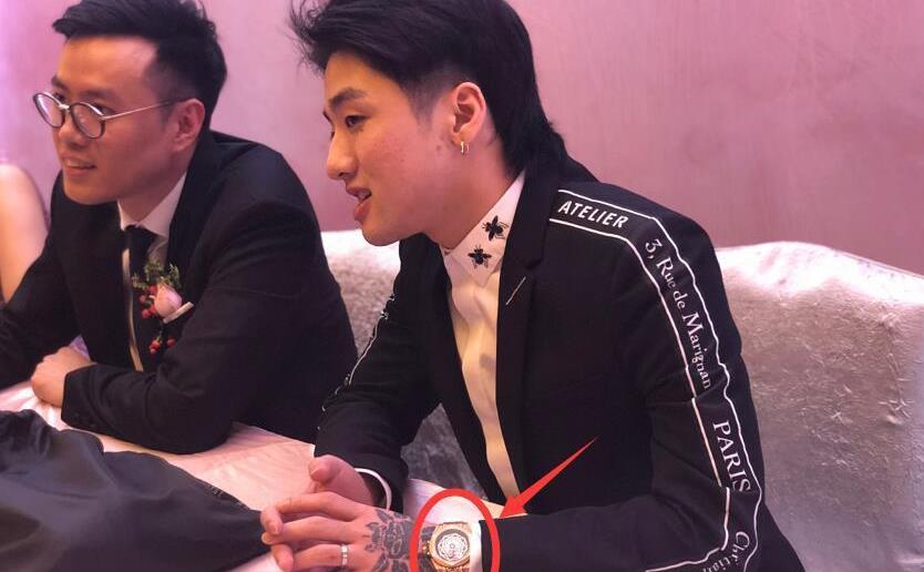 lol:omg冷少参加生日宴会,这一身打扮至少价值10万吧