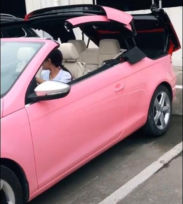 美女粉色大众座驾,本不该惊讶,但后面操作竟是敞篷车,太吸睛了
