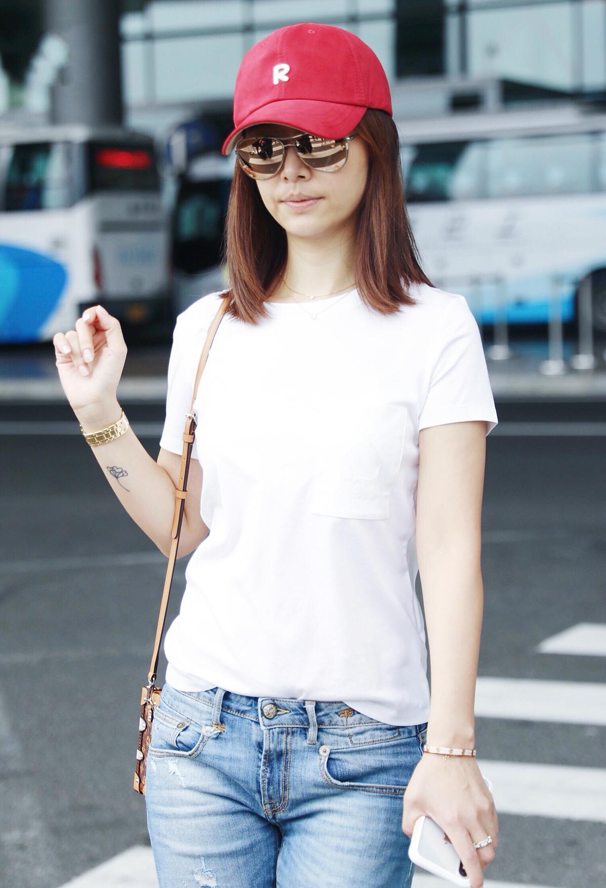 林心如白t配牛仔裤似路人?可30万的手镯4万的包路人才买不起