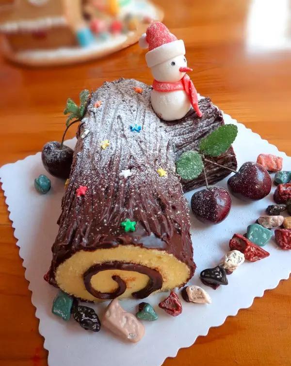 圣诞布丁◆在丹麦,圣诞晚餐开始时,人们必须先吃一份杏仁布丁,然后