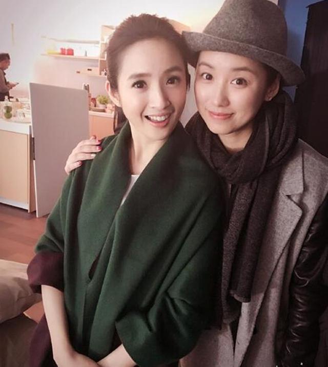 林依晨和吕一再合体,扎半丸子头的林依晨超可爱,35岁活成了18岁