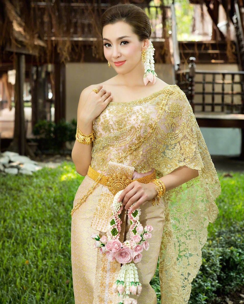 上月超火的一部泰剧《天生一对》女主bella身穿多款泰国传统服饰