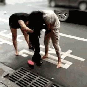 广西两女子当街撕打, 扯头发踢鞋子形象全无