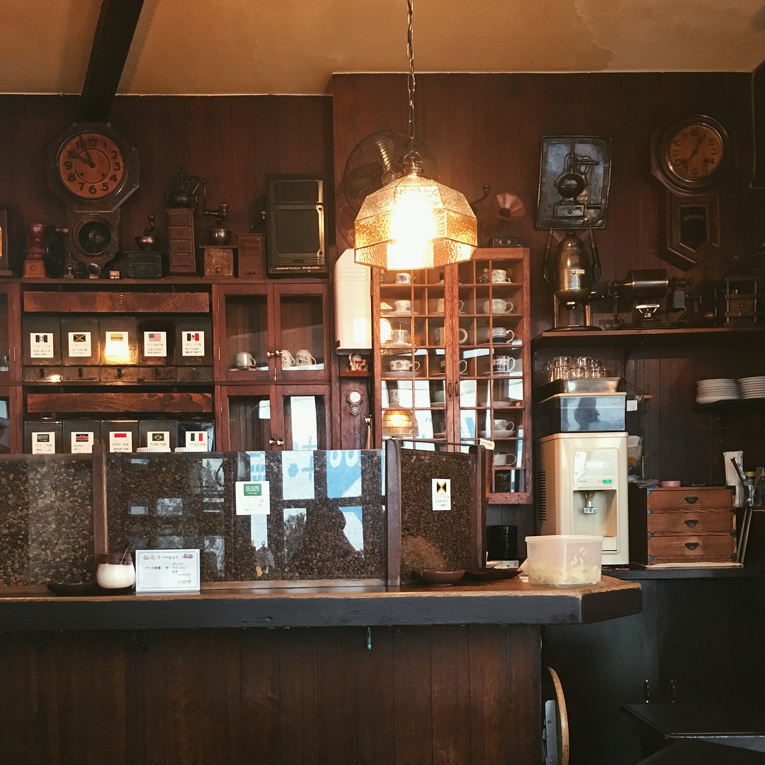 在香港葵芳的街道间藏着很多复古的杂货店