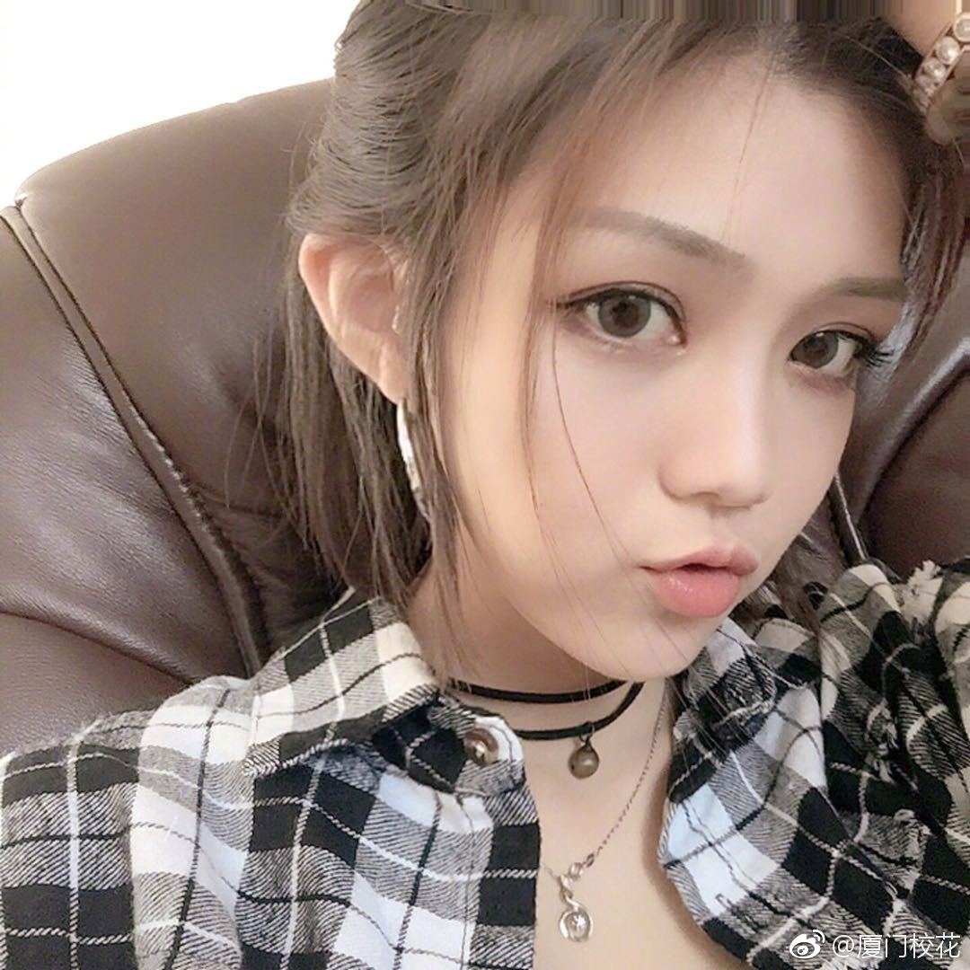 她叫黄佳钰,97年,就读于华侨大学厦门校区,白羊座