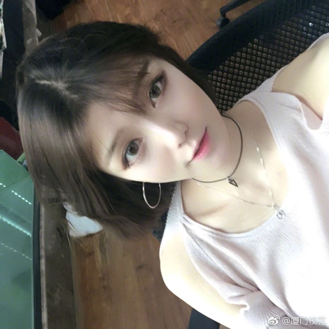 她叫黄佳钰,97年,就读于华侨大学厦门校区,白羊座